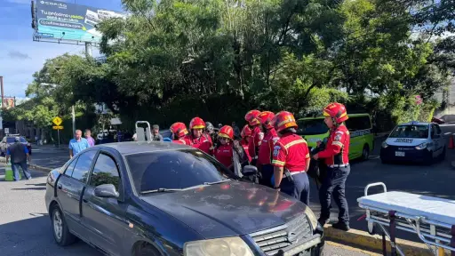 Desconocidos dispararon contra la conductora de un vehículo en la zona 8. ,Bomberos Municipales