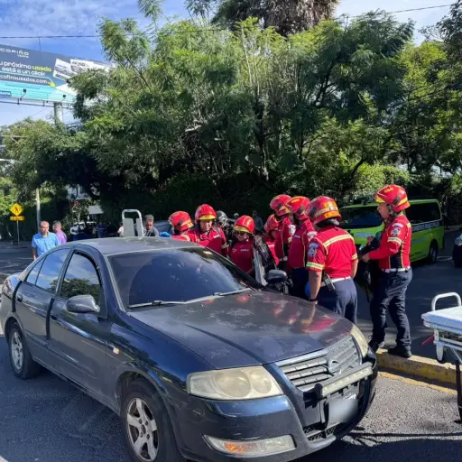 Desconocidos dispararon contra la conductora de un vehículo en la zona 8. ,Bomberos Municipales
