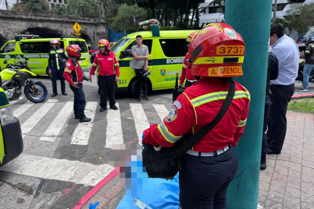 Área donde murió una persona tras ser atacada con arma de fuego en la zona 4., Bomberos Municipales