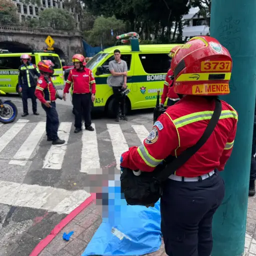 Área donde murió una persona tras ser atacada con arma de fuego en la zona 4. ,Bomberos Municipales