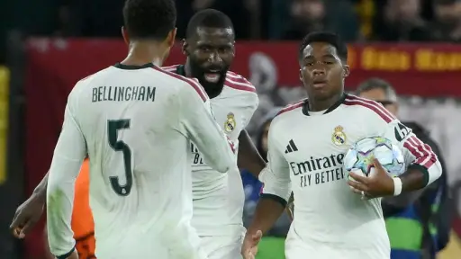 Antonio Rüdiger firma la remontada del Real Madrid ante Roma en Italia 