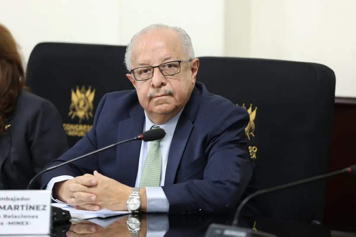 El canciller Carlos Martínez durante la reunión con la Comisión de Finanzas del Legislativo el 14 de octubre de 2026., Congreso