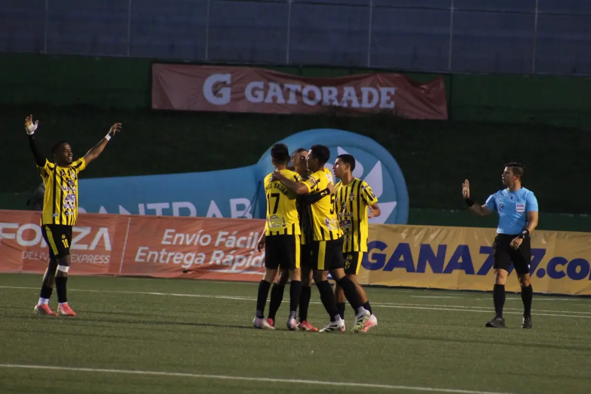 Celebración de Aurora en el estadio Cementos Progreso 