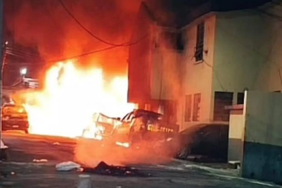 Pobladores incenciaron la subestación y patrullas de la Policía. , Foto Bomberos Municipales Departamentales