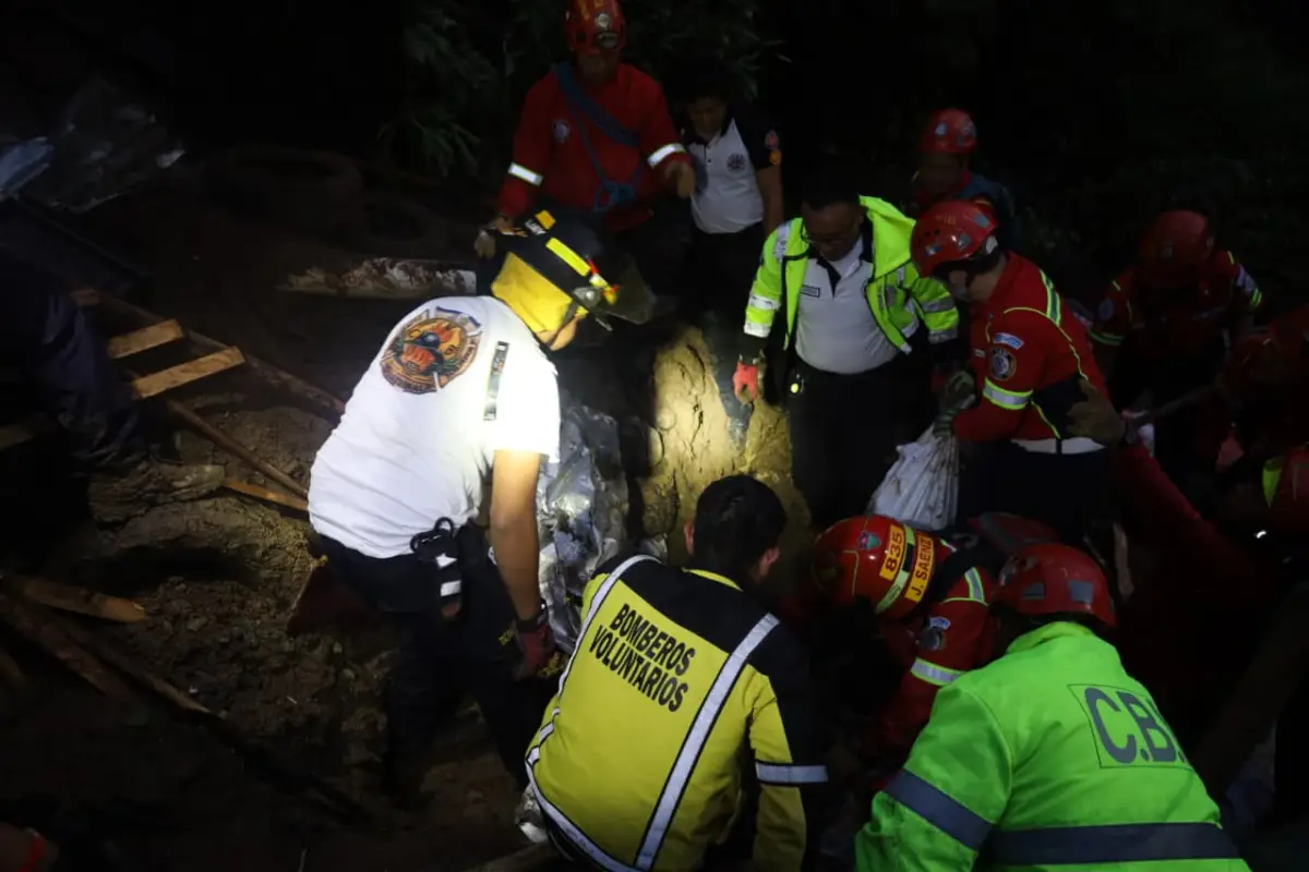 Labores de búsqueda de dos personas soterradas tras el asentamiento Granizo 3, zona 7., Bomberos Voluntarios