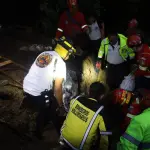 Labores de búsqueda de dos personas soterradas tras el asentamiento Granizo 3, zona 7. ,Bomberos Voluntarios