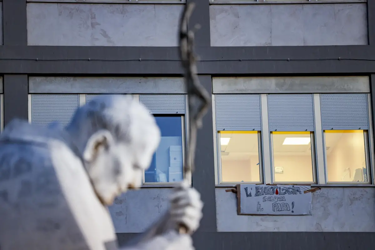 Vista del Hospital Universitario Agostino Gemelli, donde el papa León XIV se encuentra ingresado en Roma, Italia, Foto EFE