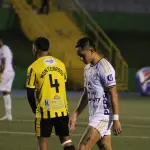 La caída de Diego Santis, lo más viral del Comunicaciones vs. Aurorat