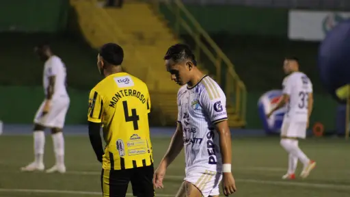 La caída de Diego Santis, lo más viral del Comunicaciones vs. Aurora