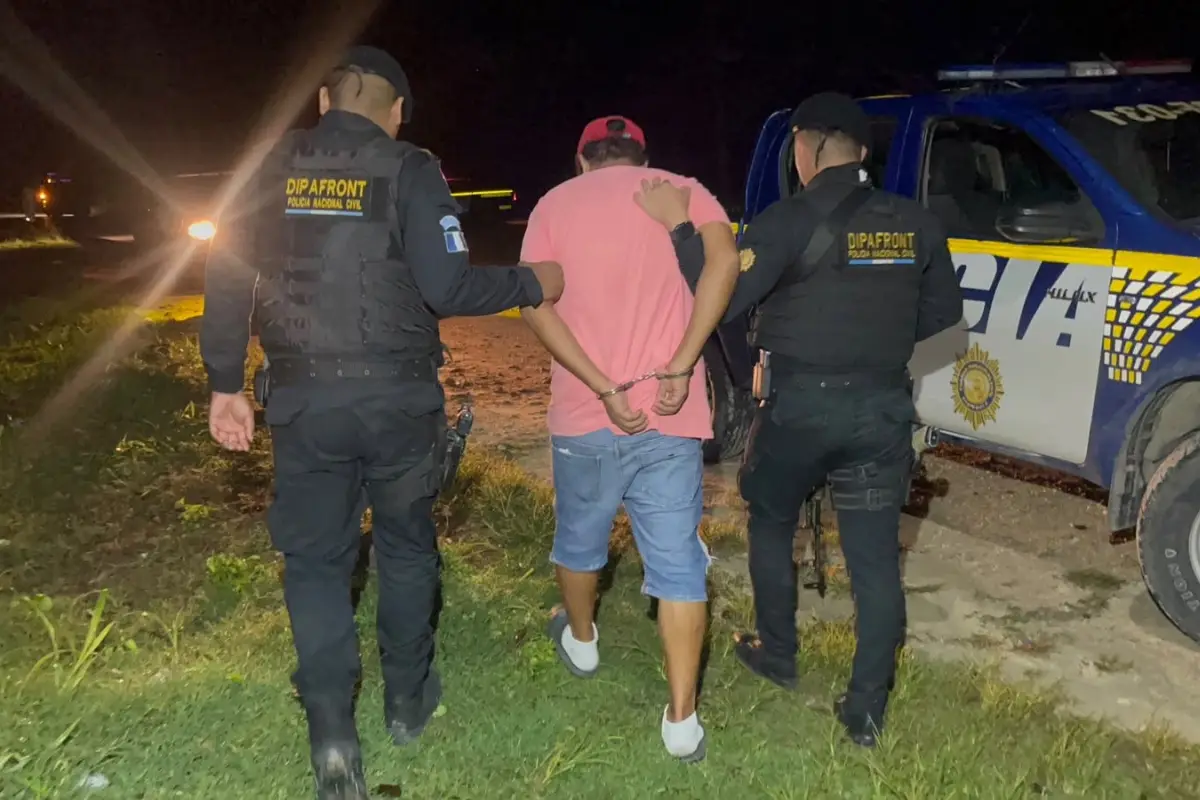 El presunto "coyote" detenido en Petén fue puesto a disposición del juzgado correspondiente., PNC