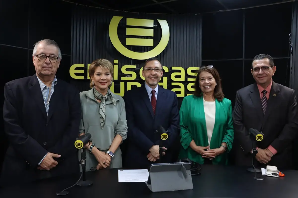 Expertos analizaron el impacto de la inteligencia artificial en la democracia guatemalteca durante una entrevista en el programa A Primera Hora el 15 de octubre de 2026., Omar Solís/Emisoras Unidas