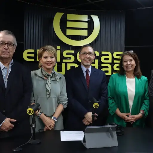 Expertos analizaron el impacto de la inteligencia artificial en la democracia guatemalteca durante una entrevista en el programa A Primera Hora el 15 de octubre de 2026. ,Omar Solís/Emisoras Unidas