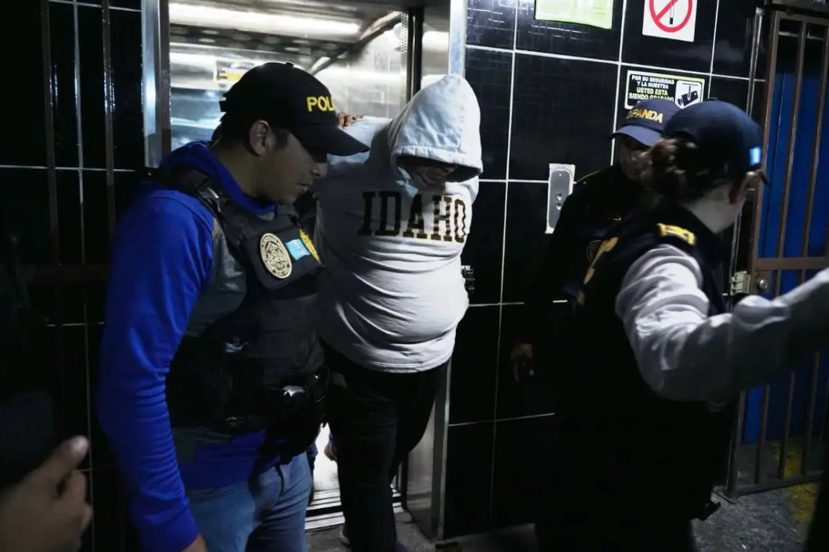 Omar Julián Espinoza Nájera, capturado por agredir a ascensorista en el edificio El Centro, zona 1 capitalina., PNC