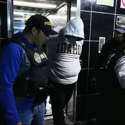 Omar Julián Espinoza Nájera, capturado por agredir a ascensorista en el edificio El Centro, zona 1 capitalina. ,PNC