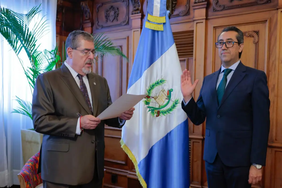El presidente Bernardo Arévalo juramentó a Jonathan Menkos Zeissig nuevamente como ministro de Finanzas Públicas., Foto Ministerio de Finanzas