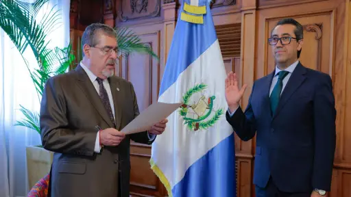 El presidente Bernardo Arévalo juramentó a Jonathan Menkos Zeissig nuevamente como ministro de Finanzas Públicas. ,Foto Ministerio de Finanzas