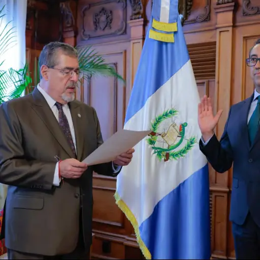 El presidente Bernardo Arévalo juramentó a Jonathan Menkos Zeissig nuevamente como ministro de Finanzas Públicas. ,Foto Ministerio de Finanzas