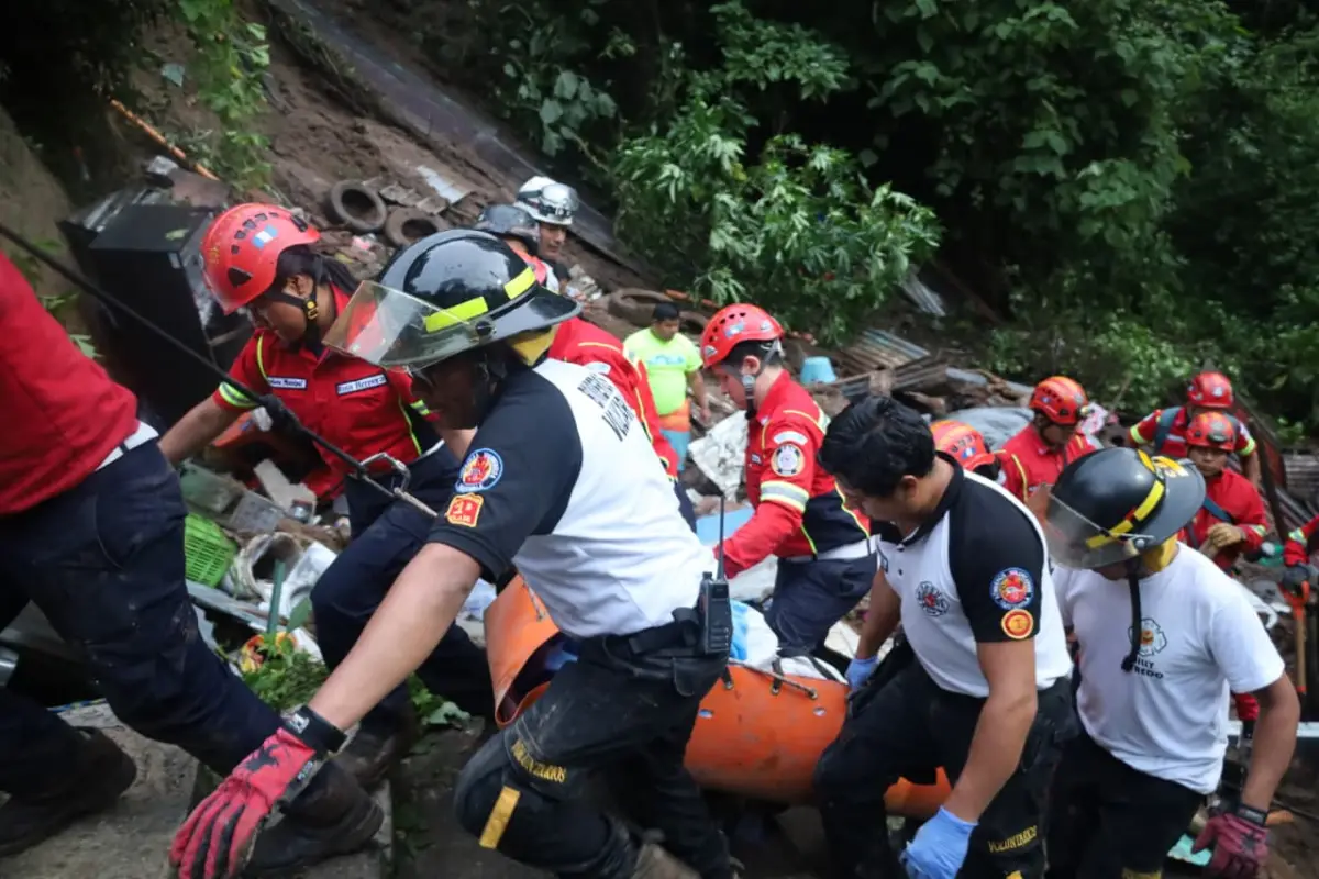 Trasladan a la superficie el cuerpo de la persona fallecida en el deslizamiento en la zona 7., Bomberos Voluntarios