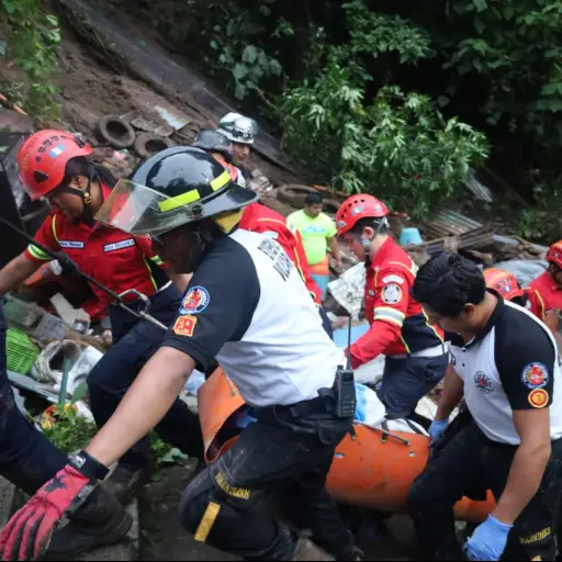 Trasladan a la superficie el cuerpo de la persona fallecida en el deslizamiento en la zona 7. ,Bomberos Voluntarios