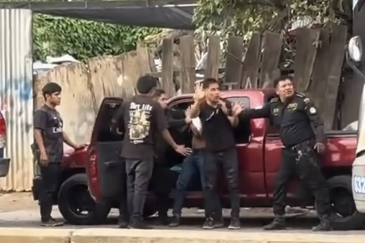 Las imágenes captadas por ciudadanos muestran cómo los involucrados intercambian golpes., Captura de pantalla video de Facebook.