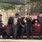 Videos muestran pelea entre agentes de la PNC y ocupantes de picop en la ruta Interamericanat