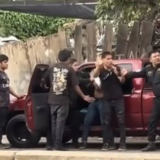 Las imágenes captadas por ciudadanos muestran cómo los involucrados intercambian golpes. ,Captura de pantalla video de Facebook.