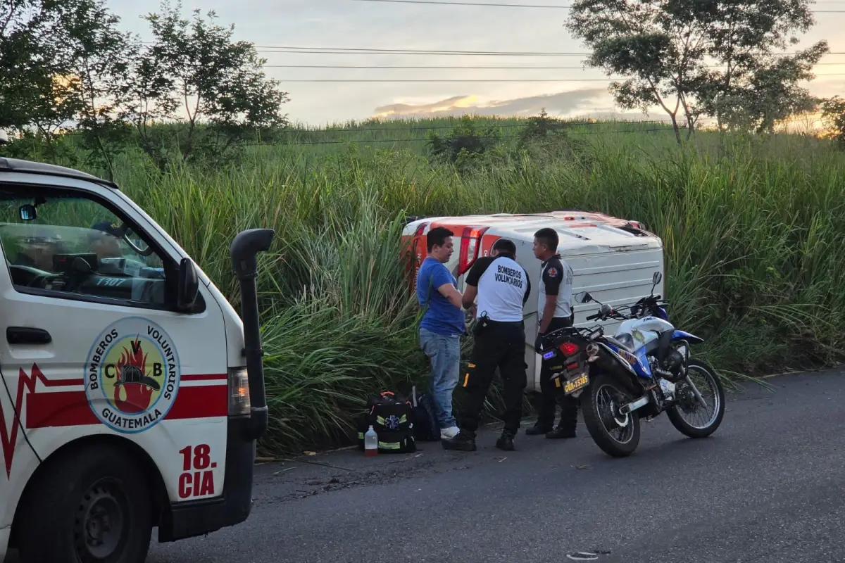 El automóvil volcó en el kilómetro 99.4 de la ruta al Pacífico., Bomberos Voluntarios