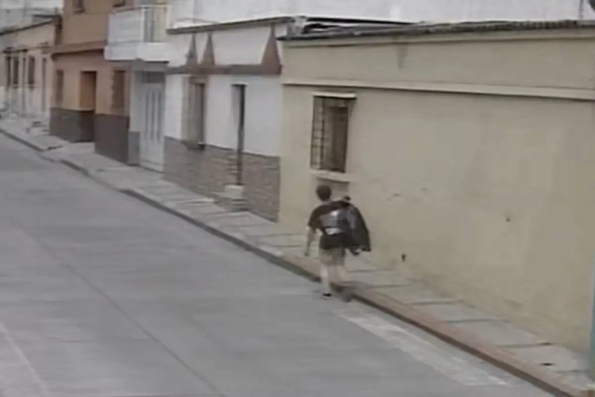 Captan a hombre que deja bolsa de basura frente a una vivienda en Amatitlán., Captura de pantalla video de Facebook.