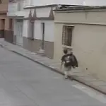 Captan a hombre que deja bolsa de basura frente a una vivienda en Amatitlán. ,Captura de pantalla video de Facebook.