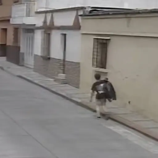 Captan a hombre que deja bolsa de basura frente a una vivienda en Amatitlán. ,Captura de pantalla video de Facebook.
