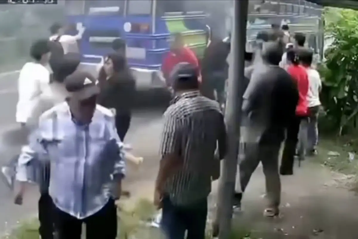 Momentos de pánico durante incendio que consumió un autobús en El Salvador., Captura de pantalla video de X.