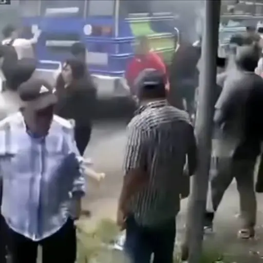 Momentos de pánico durante incendio que consumió un autobús en El Salvador. ,Captura de pantalla video de X.