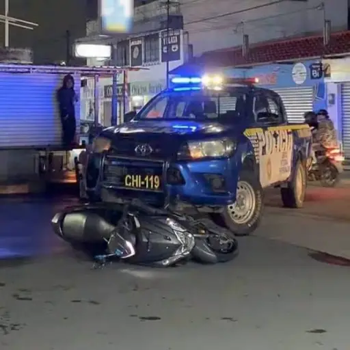 El hecho vial que involucró a agentes de la PNC en Chimaltenango dejó a una persona herida. ,Medios locales