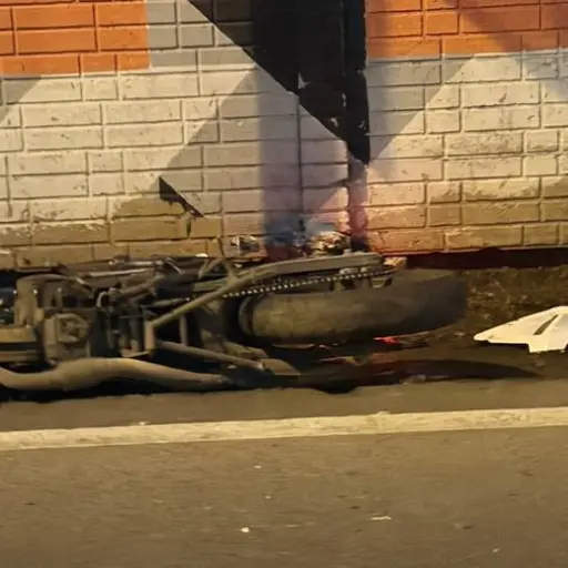 Área donde fallecieron dos motoristas tras un accidente en la zona 12. ,PMT capitalina/Montejo