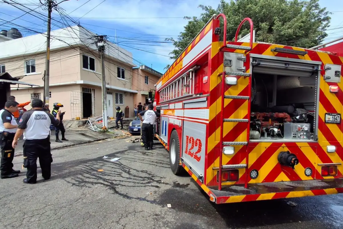 Área donde ocurrió la explosión en una panadería en la zona 5 de Mixco., Bomberos Voluntarios