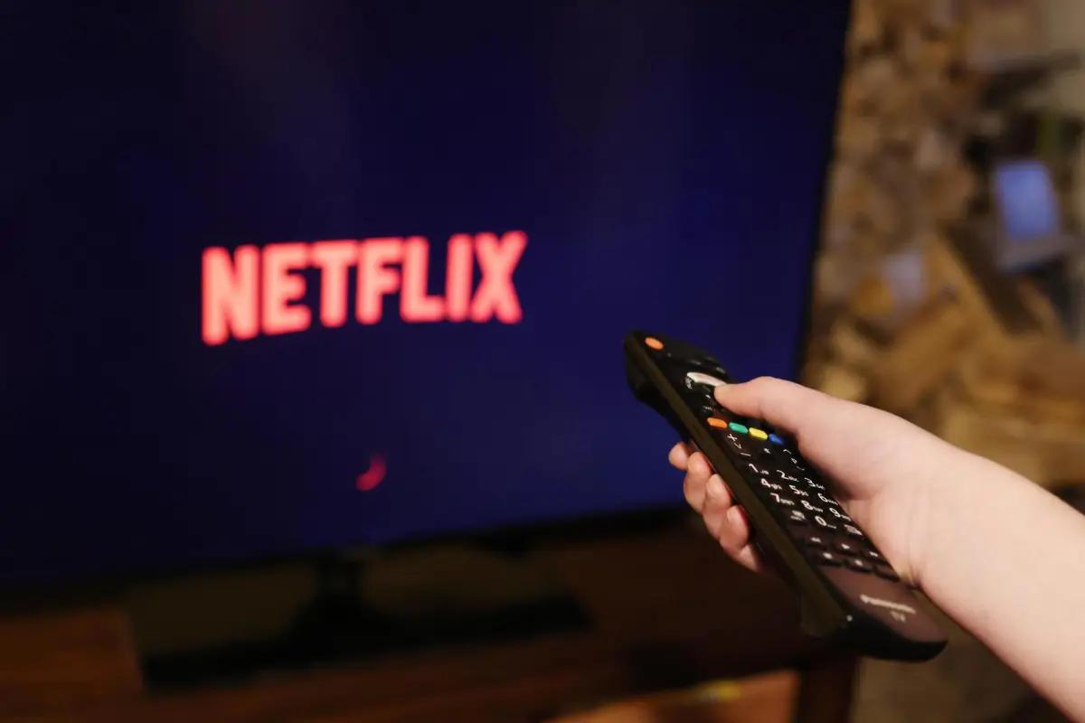Imagen ilustrativa de una persona viendo la plataforma de streaming Netflix - EFE
