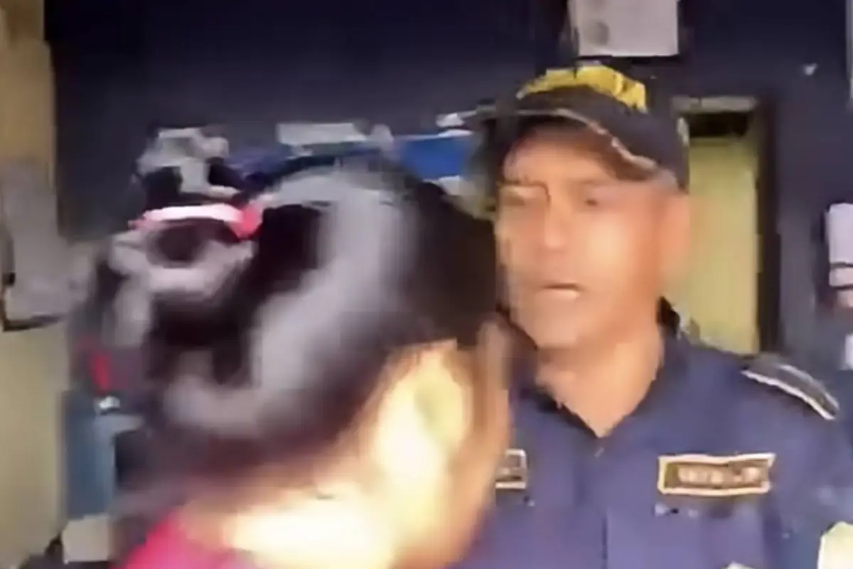 Video muestra a agente de la PNC sacando a empujones a una mujer de una subestación en Zacapa., Captura de pantalla video de X.