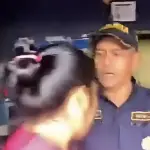 Video muestra a agente de la PNC sacando a empujones a una mujer de una subestación en Zacapa. ,Captura de pantalla video de X.