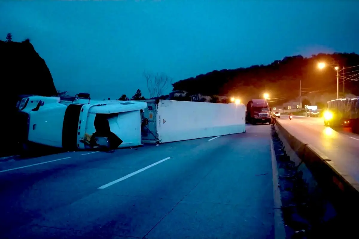 El tráiler quedó volcado en el km. 22 de la ruta al Atlántico., PMT capitalina/Montejo