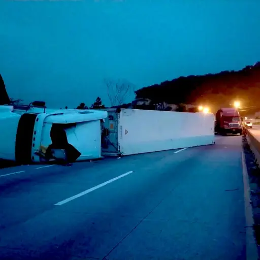 El tráiler quedó volcado en el km. 22 de la ruta al Atlántico. ,PMT capitalina/Montejo