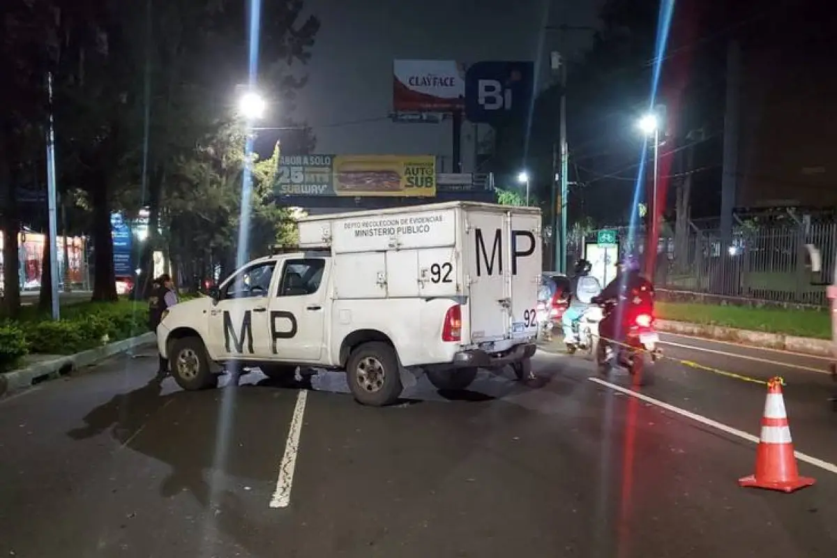 Solo un carril con dirección a la capital está habilitado en el km. 14.5 de la calzada Aguilar Batres debido al trágico accidente donde murió un motorista., Bomberos Voluntarios