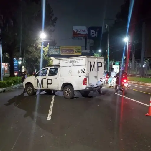 Solo un carril con dirección a la capital está habilitado en el km. 14.5 de la calzada Aguilar Batres debido al trágico accidente donde murió un motorista. ,Bomberos Voluntarios