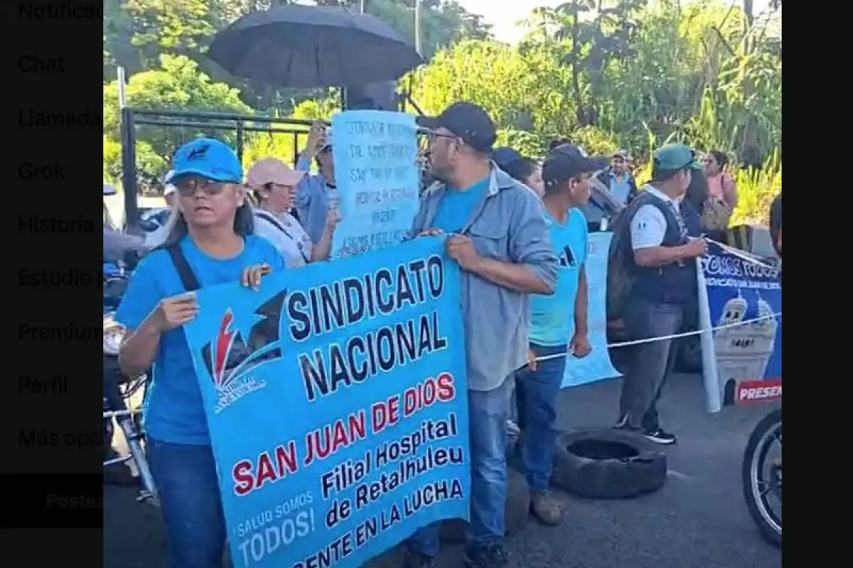 Salubristas bloquean el paso en el kilómetro 178.5, en el lugar conocido como El Zarco., Edvin Guzmán, Emisoras Unidas Retalhuleu