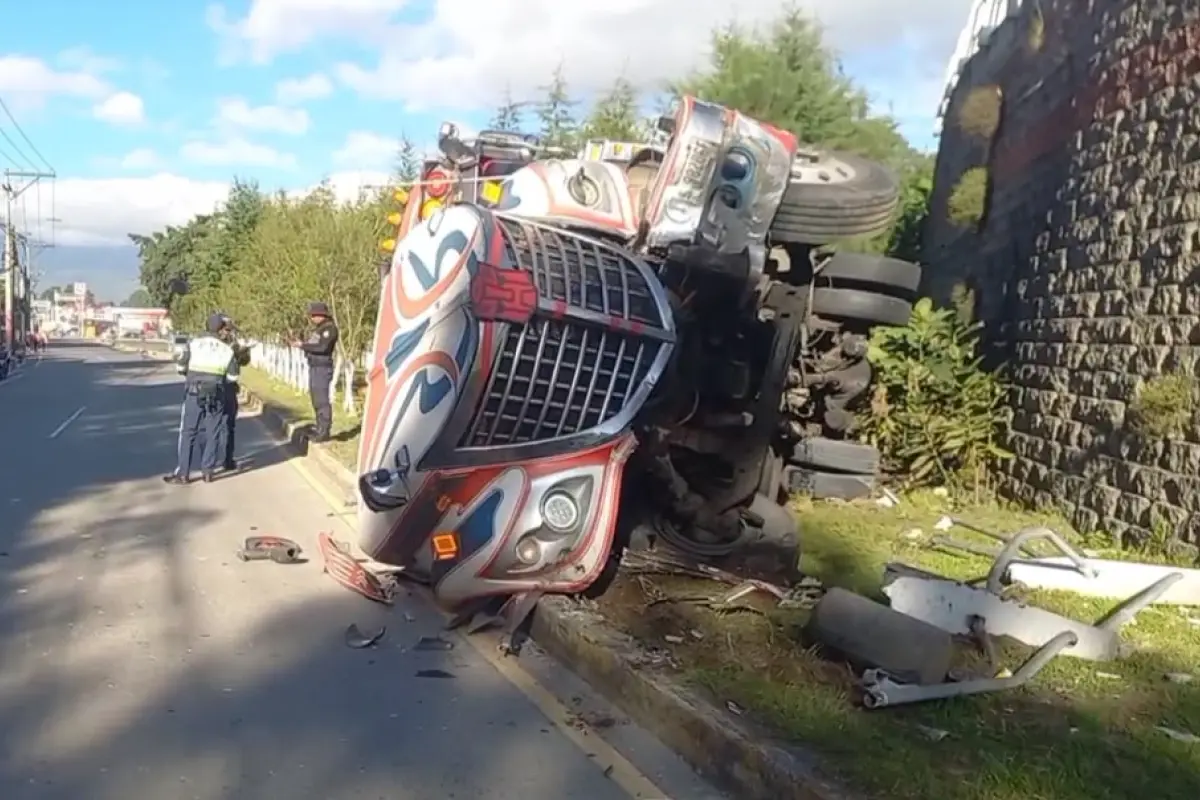 El bus extraurbano cayó de un paso a desnivel de Quetzaltenango., Bomberos Voluntarios