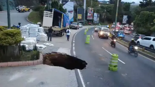 Hundimiento en el Km. 16 de la ruta Interamericana. ,PMT de Mixco