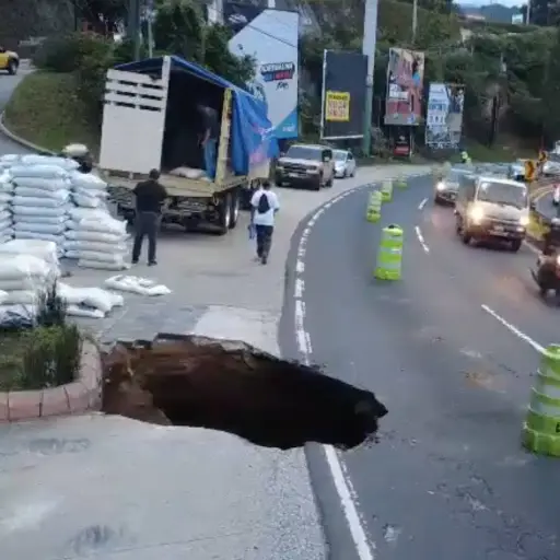Hundimiento en el Km. 16 de la ruta Interamericana. ,PMT de Mixco