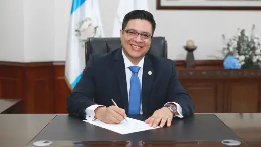 Elfego Castañón asume como Contralor General de Cuentas