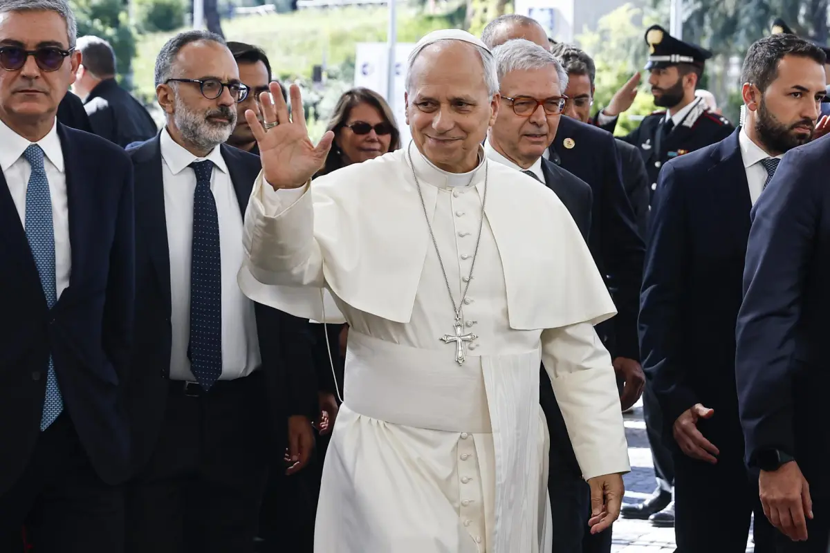 Fotografía del papa León XIV (C) llegando al Hospital Universitario Agostino Gemelli de Roma, Italia,  EFE/Angelo Carconi
