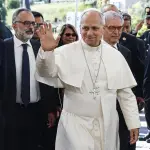 Fotografía del papa León XIV (C) llegando al Hospital Universitario Agostino Gemelli de Roma, Italia , EFE/Angelo Carconi
