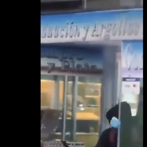 Los delincuentes se cubrian el rostro con mascarillas.  ,Captura de pantalla